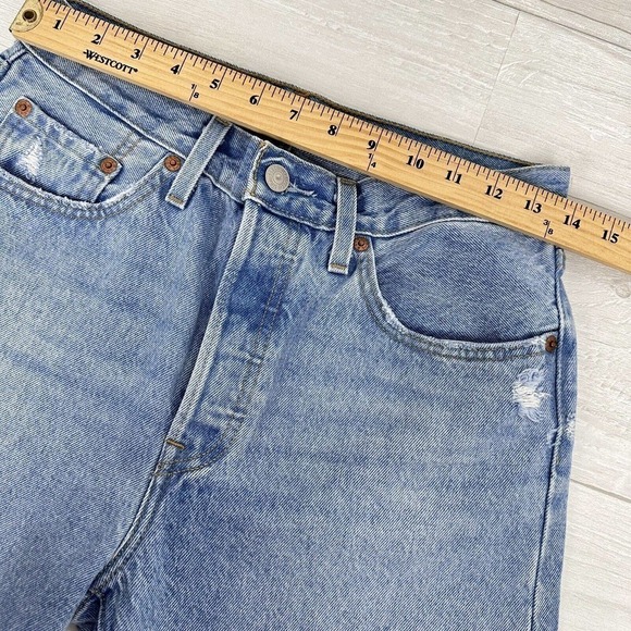 Levi's 501 Cropped Light‎ Wash Jeans Womens 27 Straight Leg Distressed High Rise - Picture 13 of 16